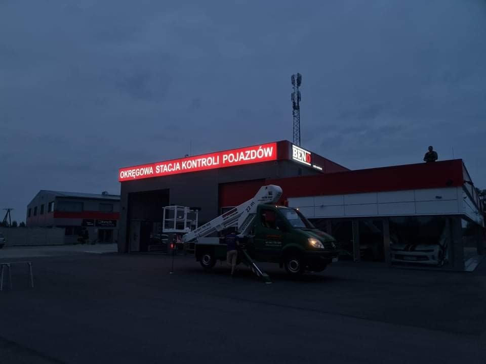 Dostawa i montaż reklam